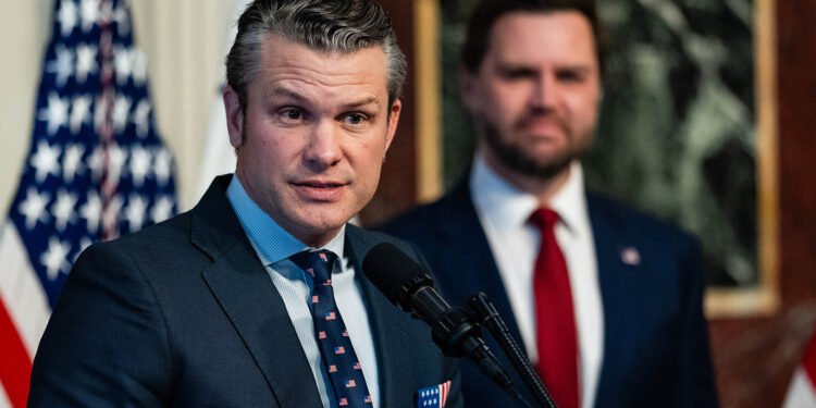 گفتوگۆکان لەگەڵ ئێران بەردەوامن، بەڵام بژاردەی هێرشی زەمینی لەسەر مێزە