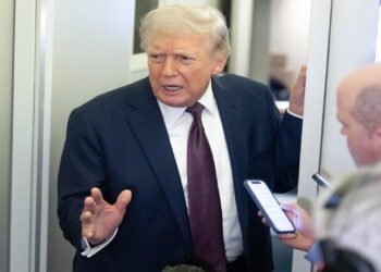 ترەمپ بژاردەی کۆنترۆڵکردنی دوورگەی خارگ تاوتوێ دەکات