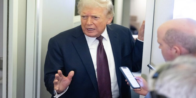 ترەمپ بژاردەی کۆنترۆڵکردنی دوورگەی خارگ تاوتوێ دەکات