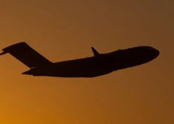 ئەمریکا هێرشە سەربازییەکانی لە گەرووی هورمز چڕتر دەکاتەوە