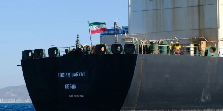 ئەمریکا سزا لەسەر نەوتی ئێران هەڵدەگرێت