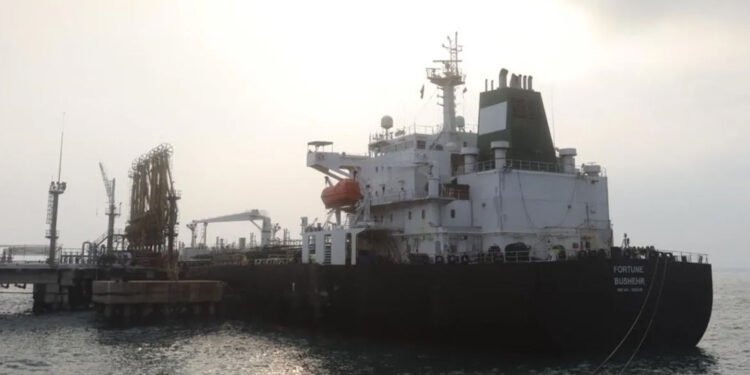 واشنتن رێگەی دا بە فرۆشتنی 140ملیۆن بەرمیل نەوتی ئێران بۆ کۆنترۆڵکردنی نرخەکان