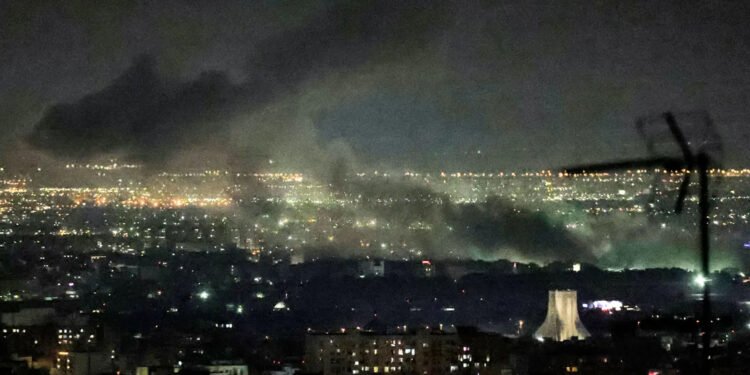 ئیسرائیل هێرش دەکاتە سەر تاران و ئێران بە مووشەک وەڵام دەداتەوە