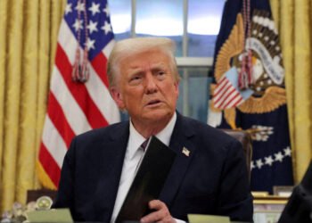 دانوستانکارانی ئێران لە ترسی گەلەکەیان بە نهێنی گفتوگۆ دەکەن