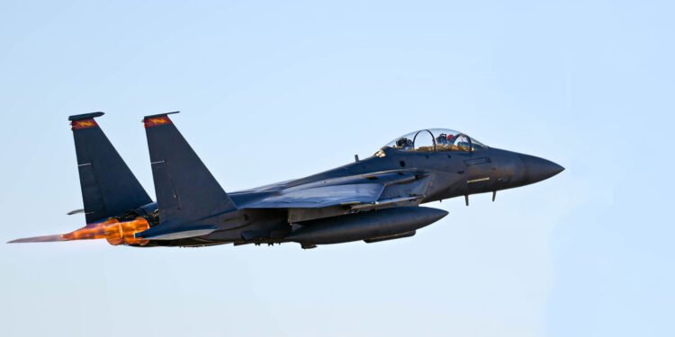 هێزی ئاسمانیی ئەمریکا و ئیسرائیل پیشەسازی ئاسنی ئێرانیان کردە ئامانج