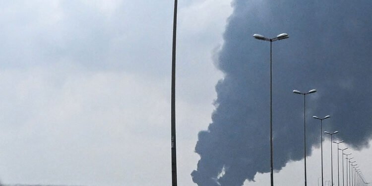 هێرشێکی ئێران بووەتە هۆی ئاگرکەوتنەوە لە کەشتییەکی نەوتهەڵگری کوەیتی لە بەندەری دوبەی