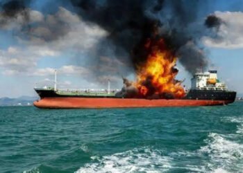 کەشتییەکی گواستنەوەی نەوت لە نزیک دوبەی کەوتەوە گڕی گرتووە