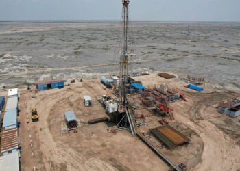 درۆنێک لە کێڵگەی نەوتی رۆژئاوای قورنە 1 کەوتە خوارەوە و مووشەکێکیش بەر ماڵێک کەوت