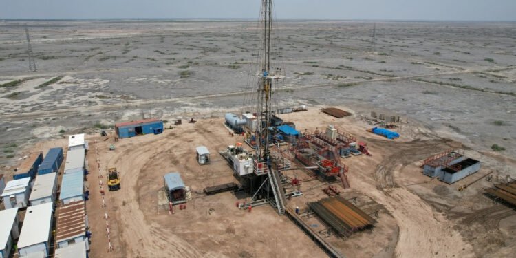 درۆنێک لە کێڵگەی نەوتی رۆژئاوای قورنە 1 کەوتە خوارەوە و مووشەکێکیش بەر ماڵێک کەوت