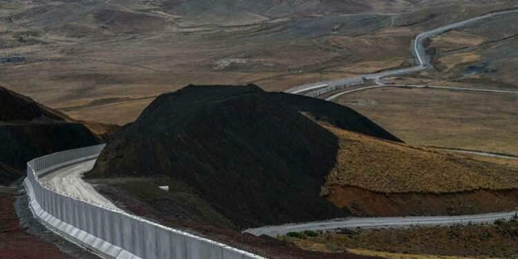 ئێران رێگری لە هاووڵاتییانی دەکات بچنە تورکیا