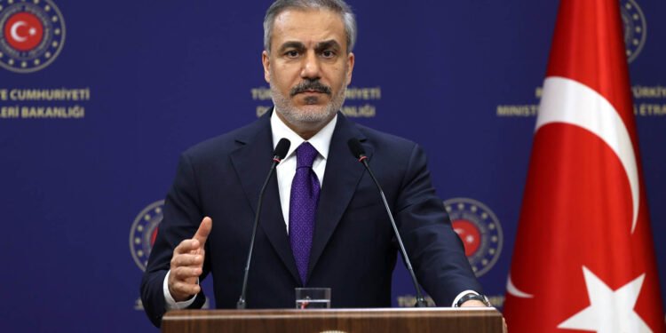 تورکیا ئامادەیە گەرووی هورمز لە مین پاک بکاتەوە