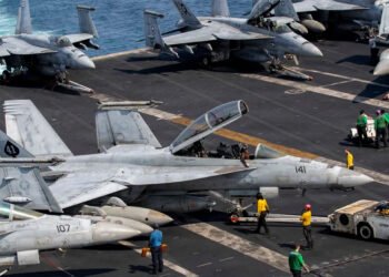 سێنتکۆم خستنەخوارەوەی فڕۆکەیەکی جەنگی لە گەرووی هورمز رەتدەکاتەوە