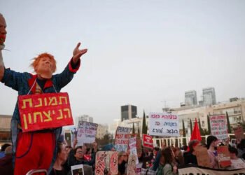 ئیسرائیلییەکان، ناتانیاهۆ بە هەڵگیرساندنی “جەنگێکی بێکۆتایی” تۆمەتبار دەکەن