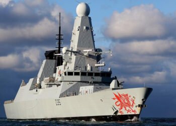 کەشتی جەنگی دراگۆن سەلامەتە و لێینەدراوە