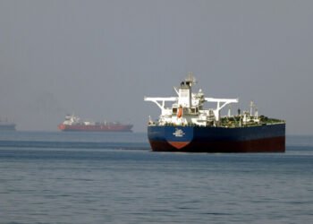 15 کەشتی بە مۆڵەتی ئێران لە گەرووی هورمز تێپەڕین