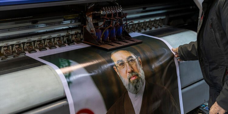 باری تەندروستیی موجتەبا خامنەیی ناجێگیرە