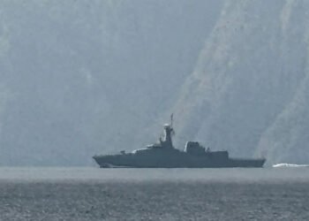 کەشتییەکی ئەمریکی هەوڵیدا لە گەرووی هورمز نزیک ببێتەوە