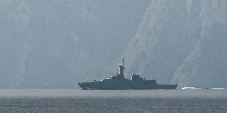 کەشتییەکی ئەمریکی هەوڵیدا لە گەرووی هورمز نزیک ببێتەوە