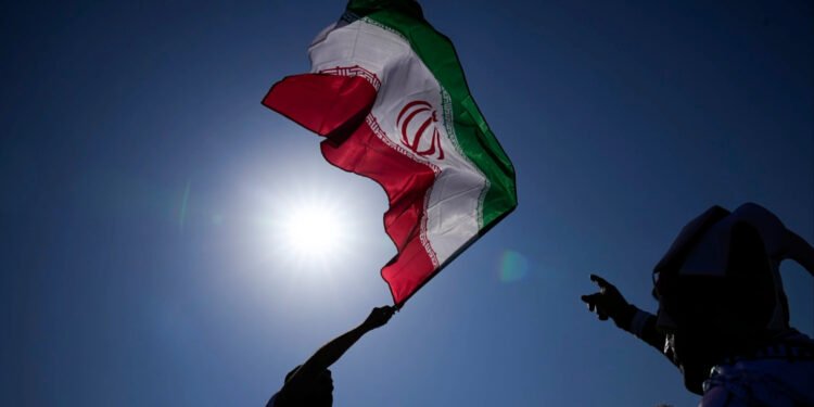 سیستمی بەڕێوەبردنی ئێران کەوتووەتە دەست کێ؟