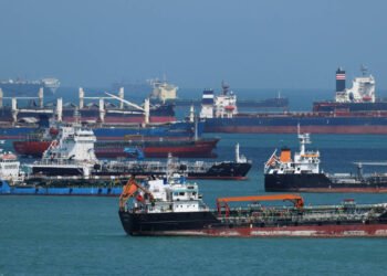 20 هەزار دەریاوانی هیندی لە گەرووی هورمز گیریان خواردووە