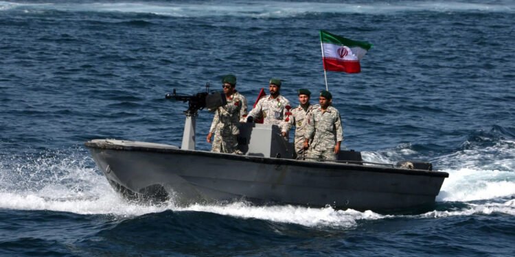 سریلانکا دەیان دەریاوانی ئێرانی گەڕاندەوە تاران