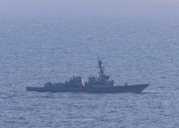 ئەمریکا لە گەرووی هورمز کەشتییەکی ئێرانی ناچار بە گەڕانەوە کرد