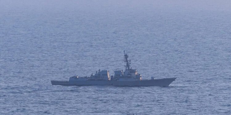 ئەمریکا لە گەرووی هورمز کەشتییەکی ئێرانی ناچار بە گەڕانەوە کرد