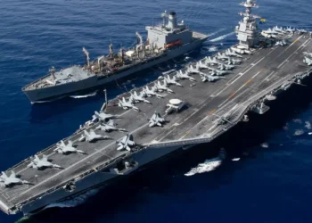 گەورەترین فڕۆکەهەڵگری جیهان گەڕایەوە دەریای سوور