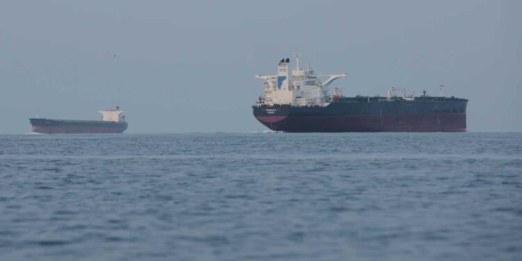 سوپای پاسداران تەقەی لە کەشتییەکی بازرگانی کرد