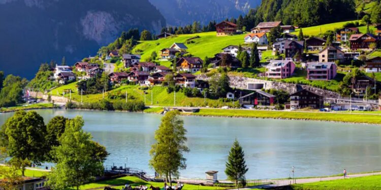 بەهۆی جەنگەوە کەرتی گەشتیاری لە سویسرا و بەریتانیا پاشەکشەی کردووە