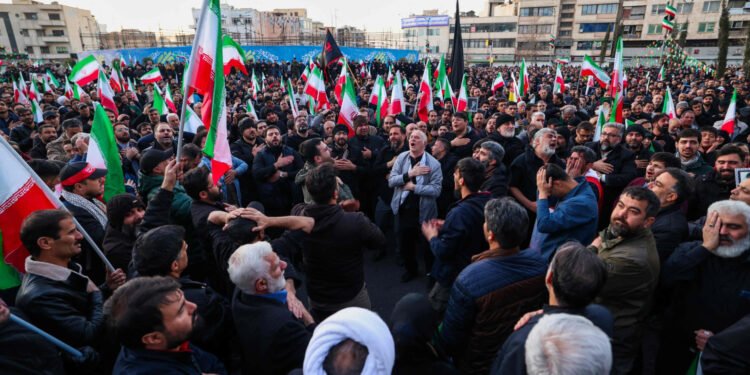 ترسی دەستپێکردنەوەی جەنگ باڵی بەسەر ئێراندا کێشاوە