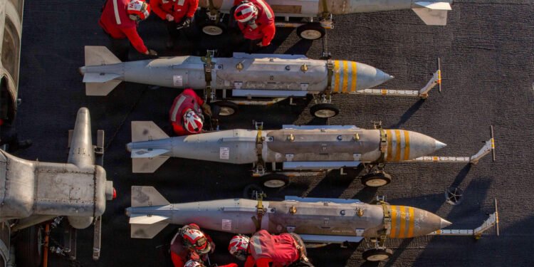 جەنگ ئێران کۆگاکانی چەکی ئەمریکای بەتاڵ کردووە