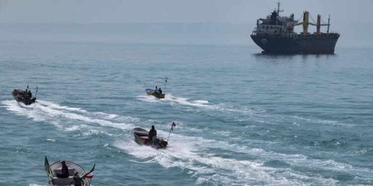 لە کەناراوەکانی عومان هێرشکرایە سەر کەشتییەک و پەنجەی تۆمەت بۆ ئێران رادەکێشرێت