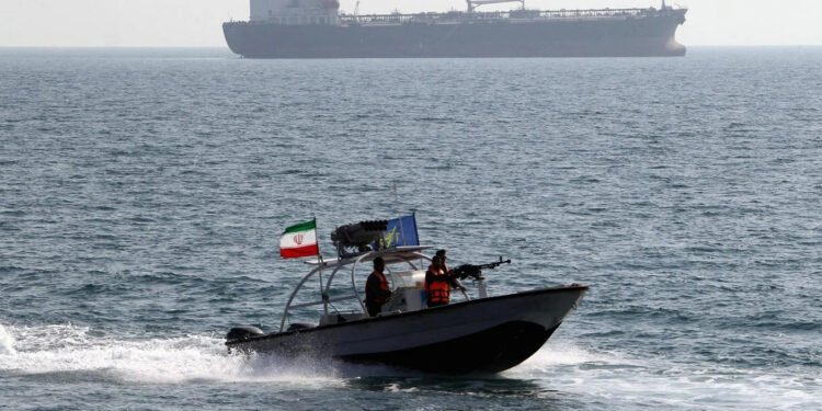 ئێران یەکەم داهاتی باجی گەرووی هورمزی وەرگرت