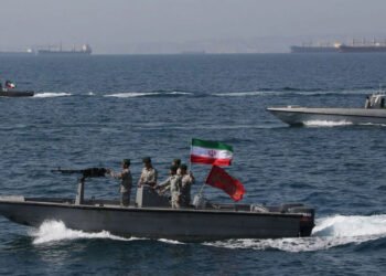 ئێران داخستنی گەرووی هورمزی لە لایەنی دەریایی عەرەبەوە راگەیاند