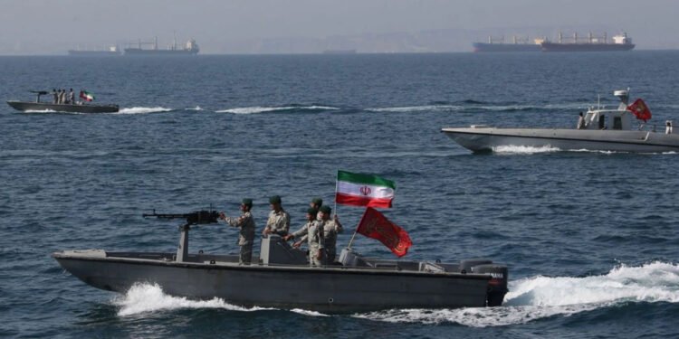 ئێران داخستنی گەرووی هورمزی لە لایەنی دەریایی عەرەبەوە راگەیاند