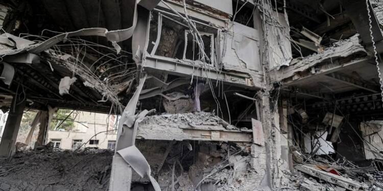 بە هۆی بۆردوومانی ئەمریکا و ئیسرائیل 5 کەس لە…