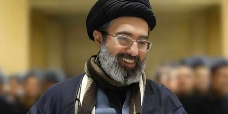 موجتەبا خامنەیی داوا لە ئێرانییەکان دەکات نەمام…