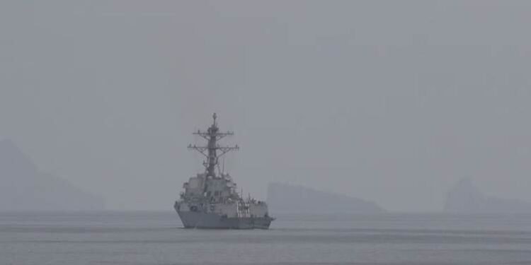 ئێران تەنگەی هورمزی داخستەوە و تەقە لە چەند…