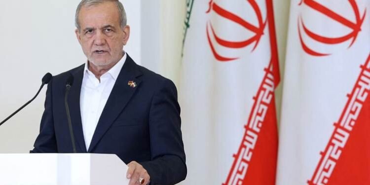 پزیشکیان: ئەمریکا دەیەوێت خۆمان بەدەستەوە بدەین