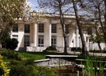 سویسرا باڵیۆزخانەکەی لە تاران دەکاتەوە