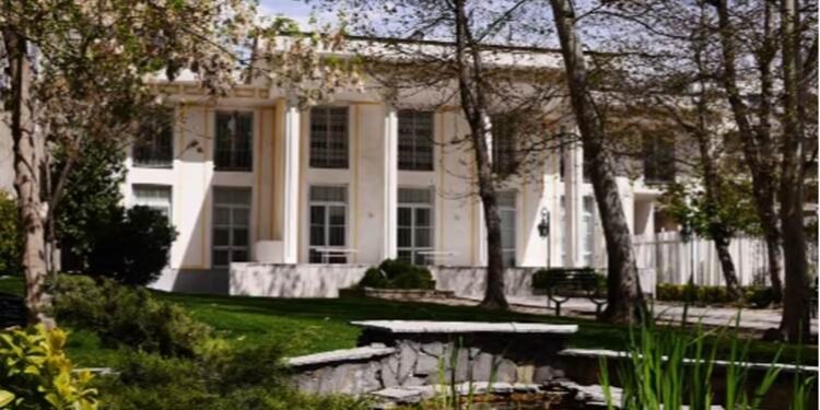 سویسرا باڵیۆزخانەکەی لە تاران دەکاتەوە