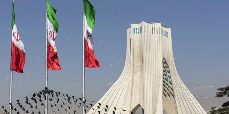 کەرتی گەشتیاری ئێران لەنێوان بەرداشی جەنگ و ئاشتی ئیفلیج بووە