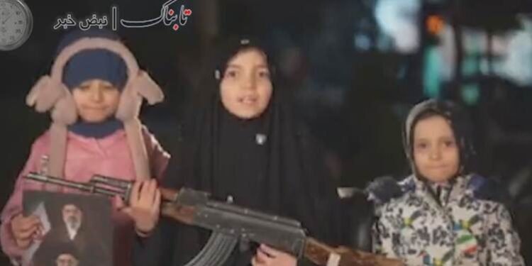 ئێران لە شوێنە گشتییەکان و ستۆدیۆکاندا مەشقی چەک…